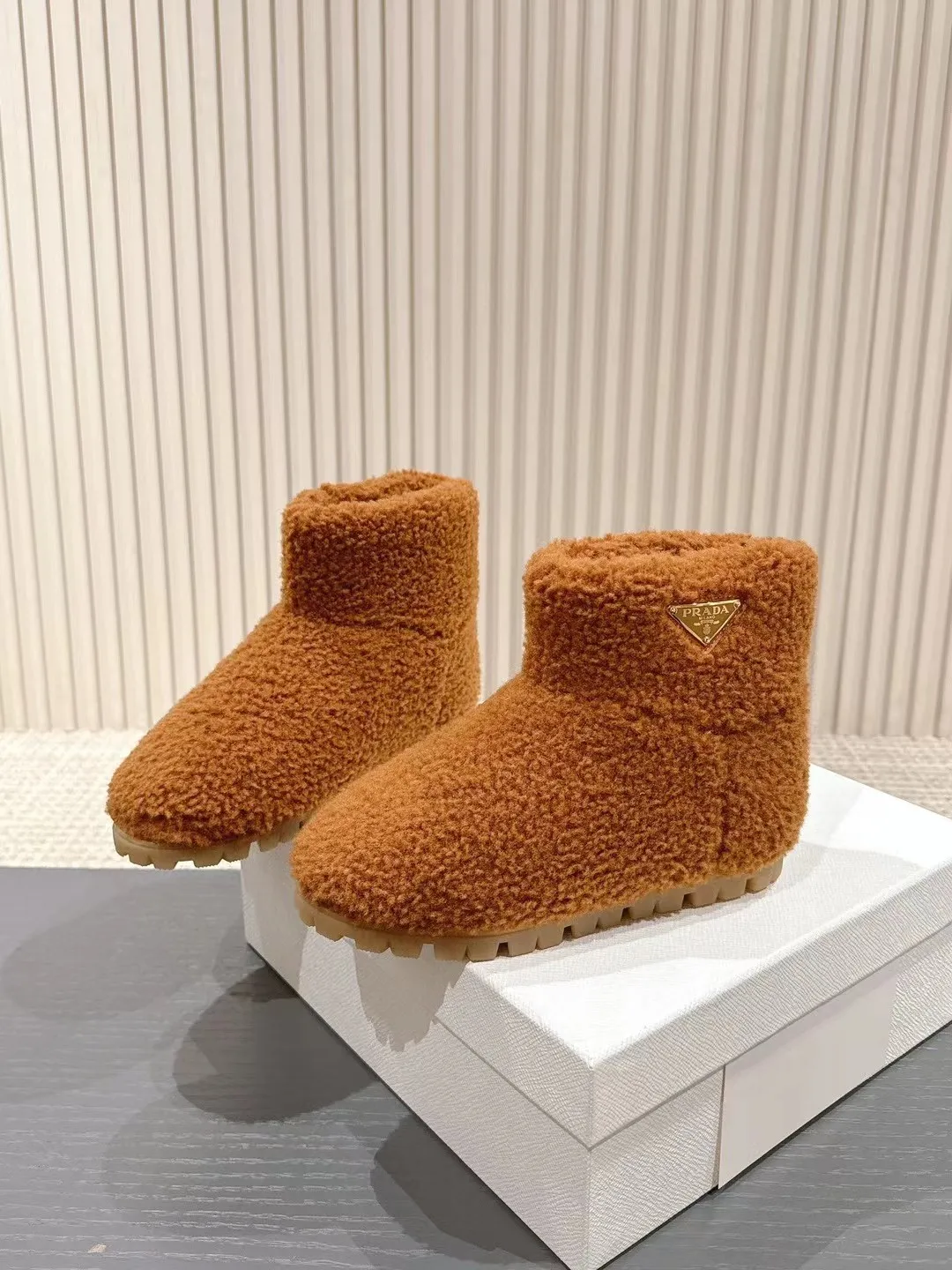 👟👟Ex-factory price 560👟👟 Prada*Prada 2024ss new autumn and winter straight snow boots wool short boots. The fashionable and elegant design presents a classic silhouette. No matter what the situation is, the home court belongs only to you!  Fabric: Customized wool Lining: Customized wool Hardware: Original hardware 1:1 molding Outsole: Original molded raw rubber outsole Code number: 35-40 (customized 40 pieces are not returnable)
